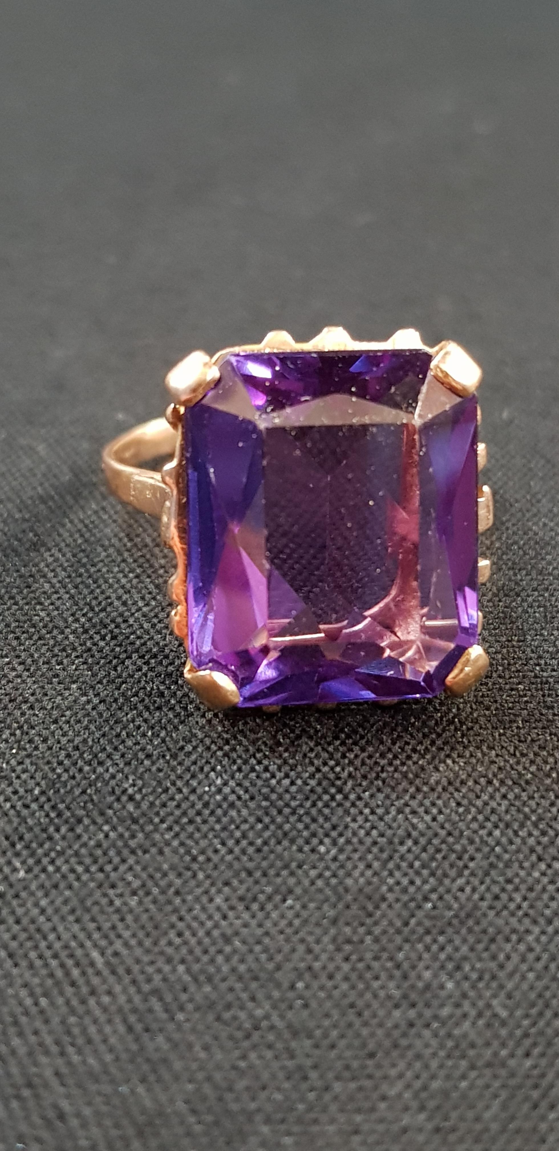 LARGE 9CT GOLD AMETHYST RING, CLAW SET