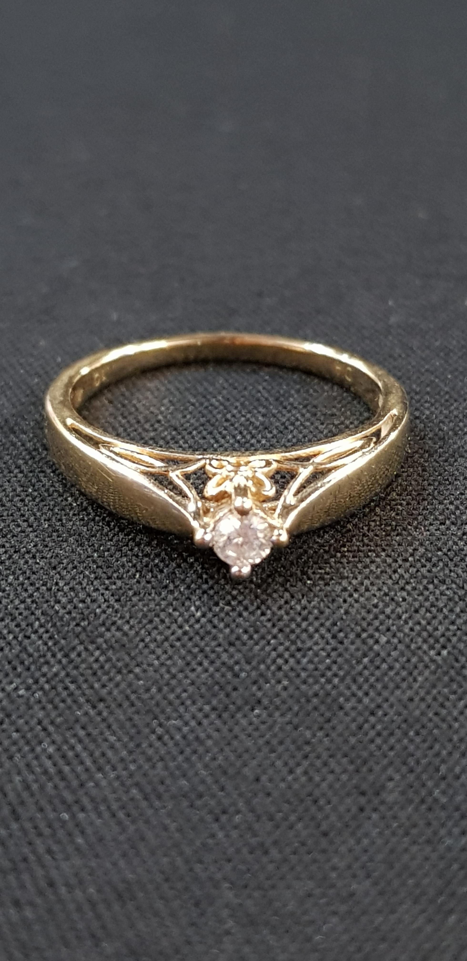 9CT GOLD AND SINGLE STONE DIAMOND RING - 2 GRAMS