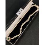 CASED SET OF PEARLS WITH GOLD AND EMERALD CLASP VALUED AT £1000