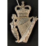 VINTAGE SILVER COLOURED ROYAL IRISH REGIMENT PIPERS CAUBEEN BADGE