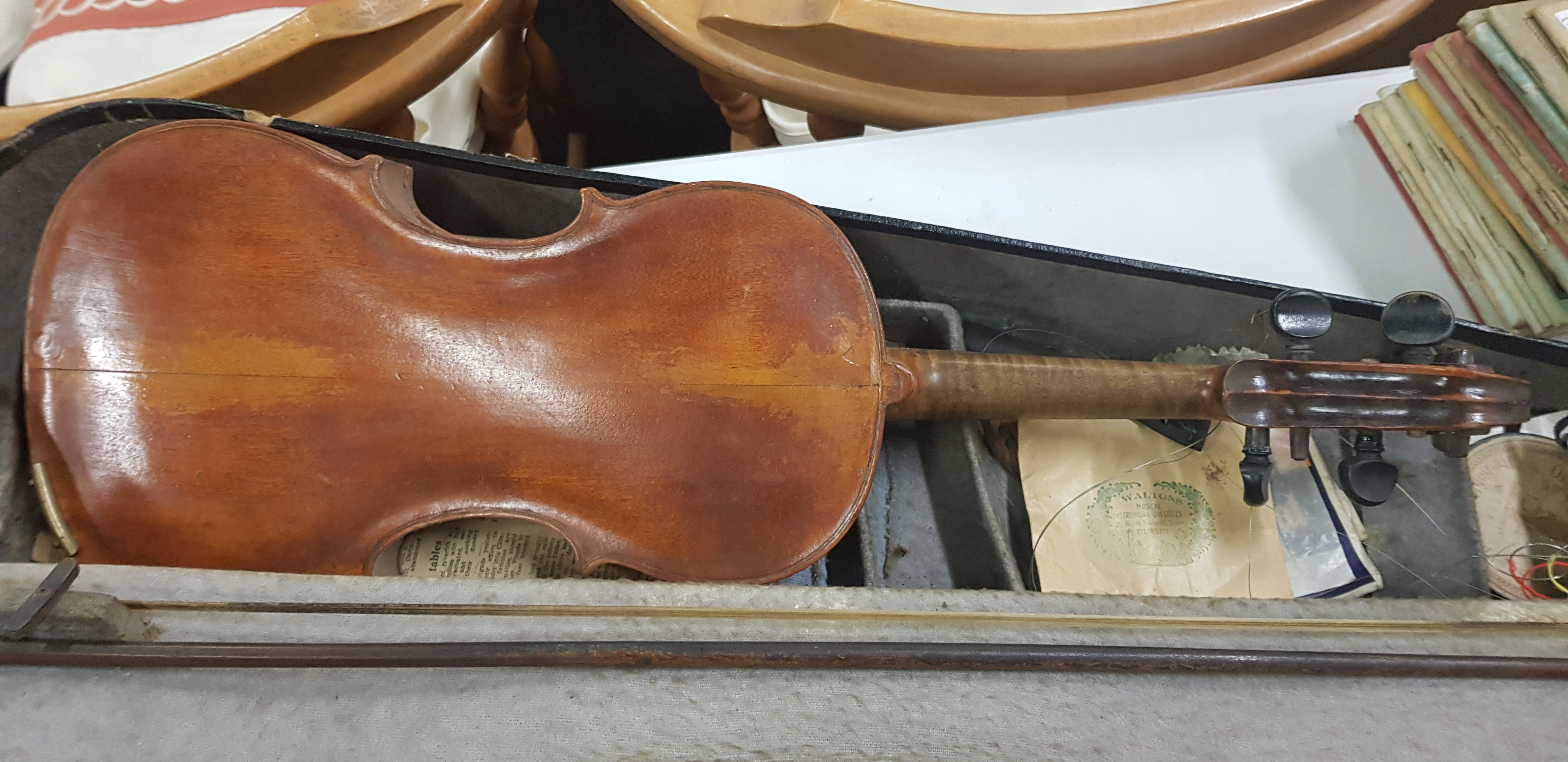 EARLY ANTIQUE GUISEPPE VIOLIN & CASE FOR RESTORATION - Image 3 of 7