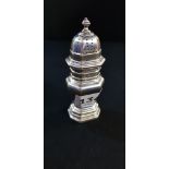 SOLID SILVER ORNATE PEPPERETTE 4' ON OCTAGONAL BASE LONDON 1913 BY EDWARD BARNARD AND SONS 55G