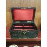 LARGE VICTORIAN LEATHER JEWELLERY CASKET/BOX WITH GILDED CARRY HANDLE & KEY HOLE FRAME