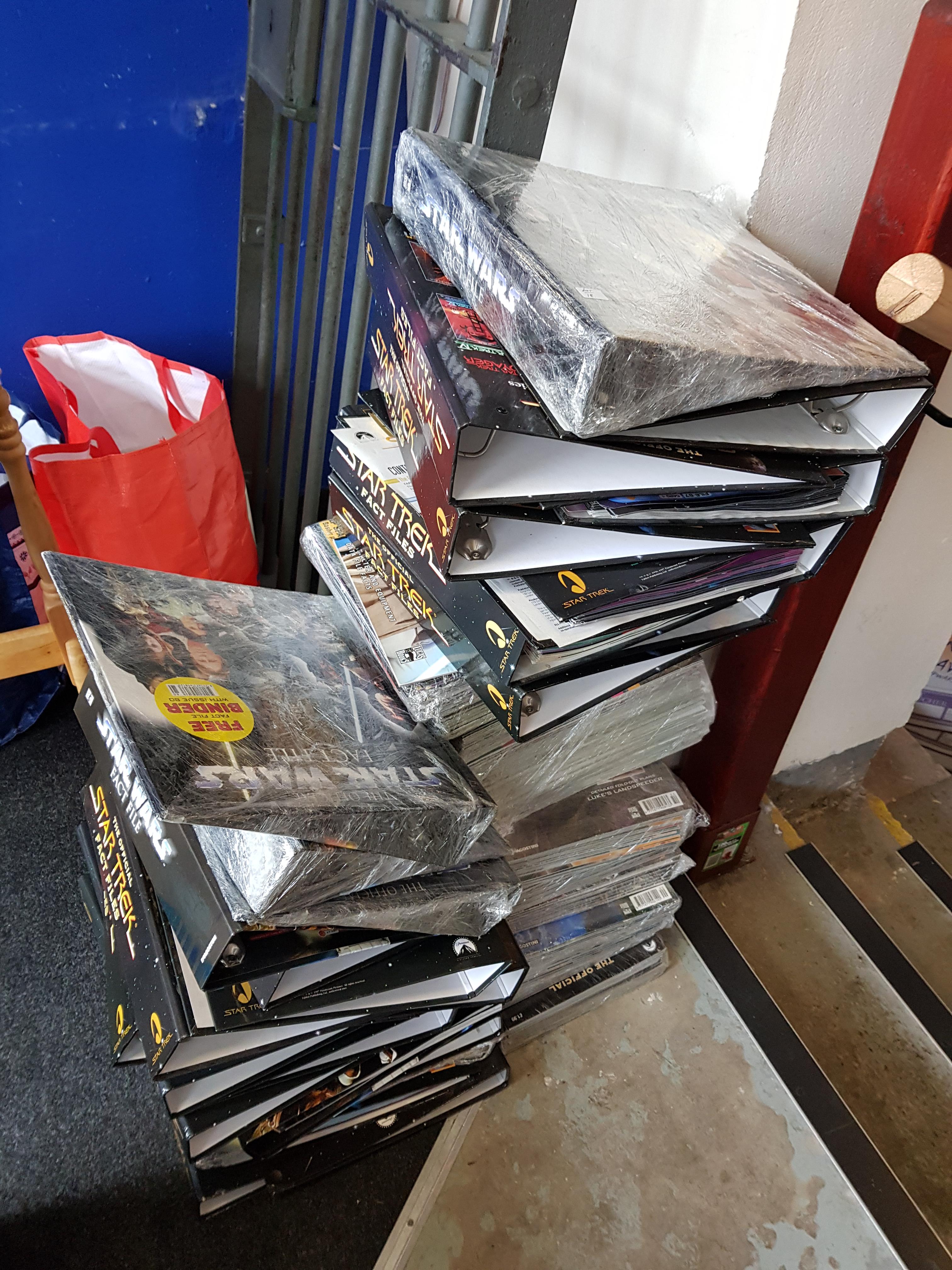 LARGE QTY OF STAR TREK MAGAZINES & FOLDERS