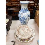 VASE AND 4 DECORATIVE PLATES