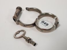 VICTORIAN ROYAL IRISH CONSTABULARY HIATT FIGURE OF EIGHT HANDCUFFS AND KEY STAMPED WITH CROWS FOOT