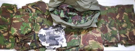 BRITISH ARMY HOLDALL BAG CONTAINING DUTCH AND BRITISH WOODLAND DPM TROUSERS AND SHORTS (SOME