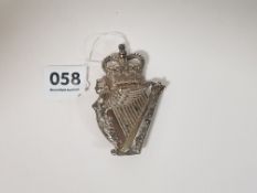 VINTAGE SILVER COLOURED QC ROYAL IRISH REGIMENT CAUBEEN CAP BADGE