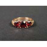 9CT GOLD AND GARNET RING 3.1G