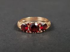 9CT GOLD AND GARNET RING 3.1G