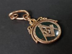 9CT GOLD AND BLOOD STONE FOB MASONIC 7.9G