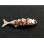 9 CARAT GOLD ARTICULATED FISH PENDANT. LONDON MARK TO TAIL. APPROX 5 GRAMS.