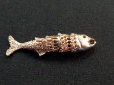 9 CARAT GOLD ARTICULATED FISH PENDANT. LONDON MARK TO TAIL. APPROX 5 GRAMS.