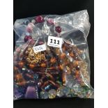 BAG OF VINTAGE JEWELLERY TO INCLUDE GLASS BEADS