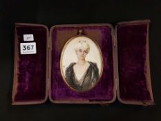 HAND PAINTED OVAL MINIATURE IN FITTED BOX (SIGNED)