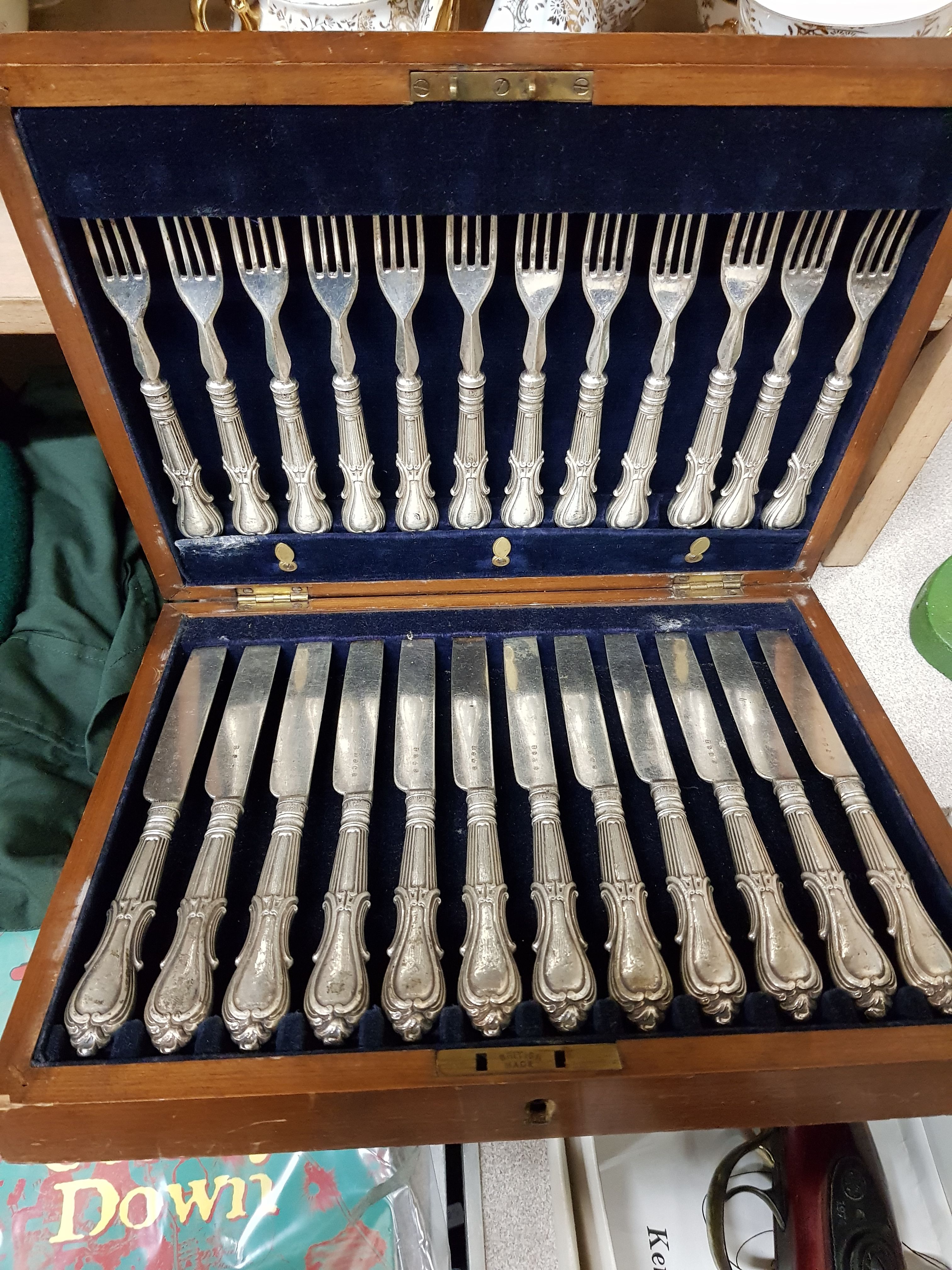 SILVER HANDLED CANTEEN OF CUTLERY