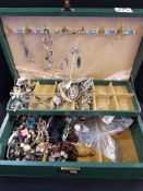 LARGE LEATHERETTE JEWELLERY BOX AND VINTAGE JEWELLERY TO INCLUDE SILVER