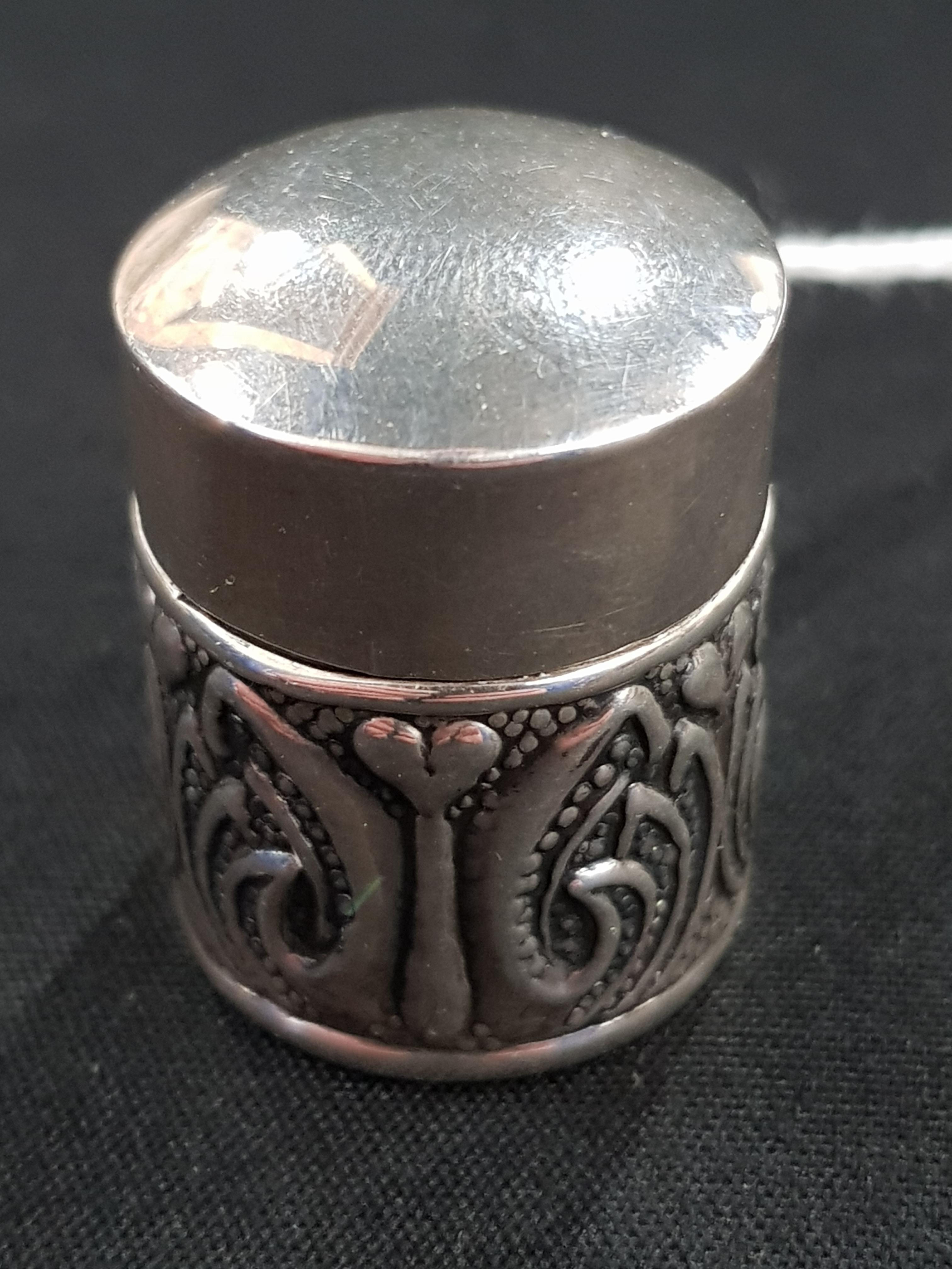 ART NOUVEAU THIMBLE HOLDER