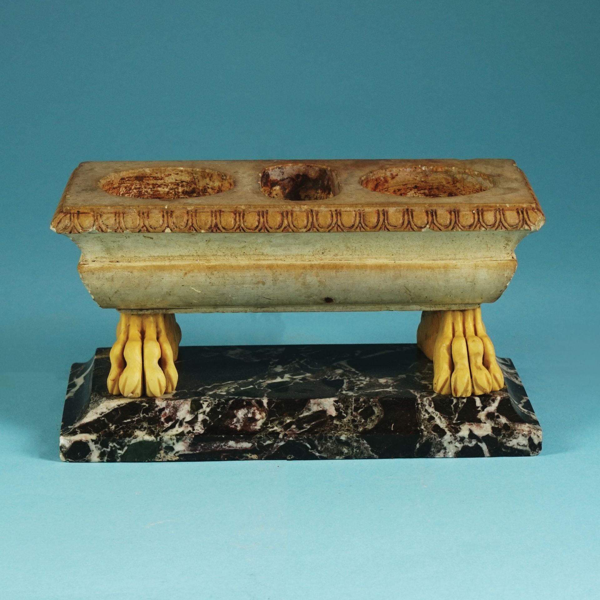 A Neapolitan scagliola and different marbles inkstand, 19th century 9x17x8,5cm. (small chips)