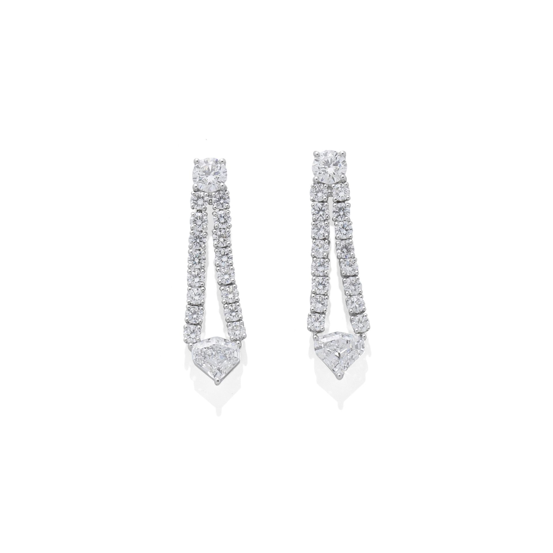 A PAIR OF DIAMOND PENDENT EARRINGS, BY GRAFF