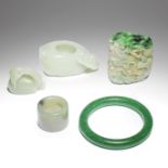 A GROUP OF JADE AND JADEITE WARES (5)