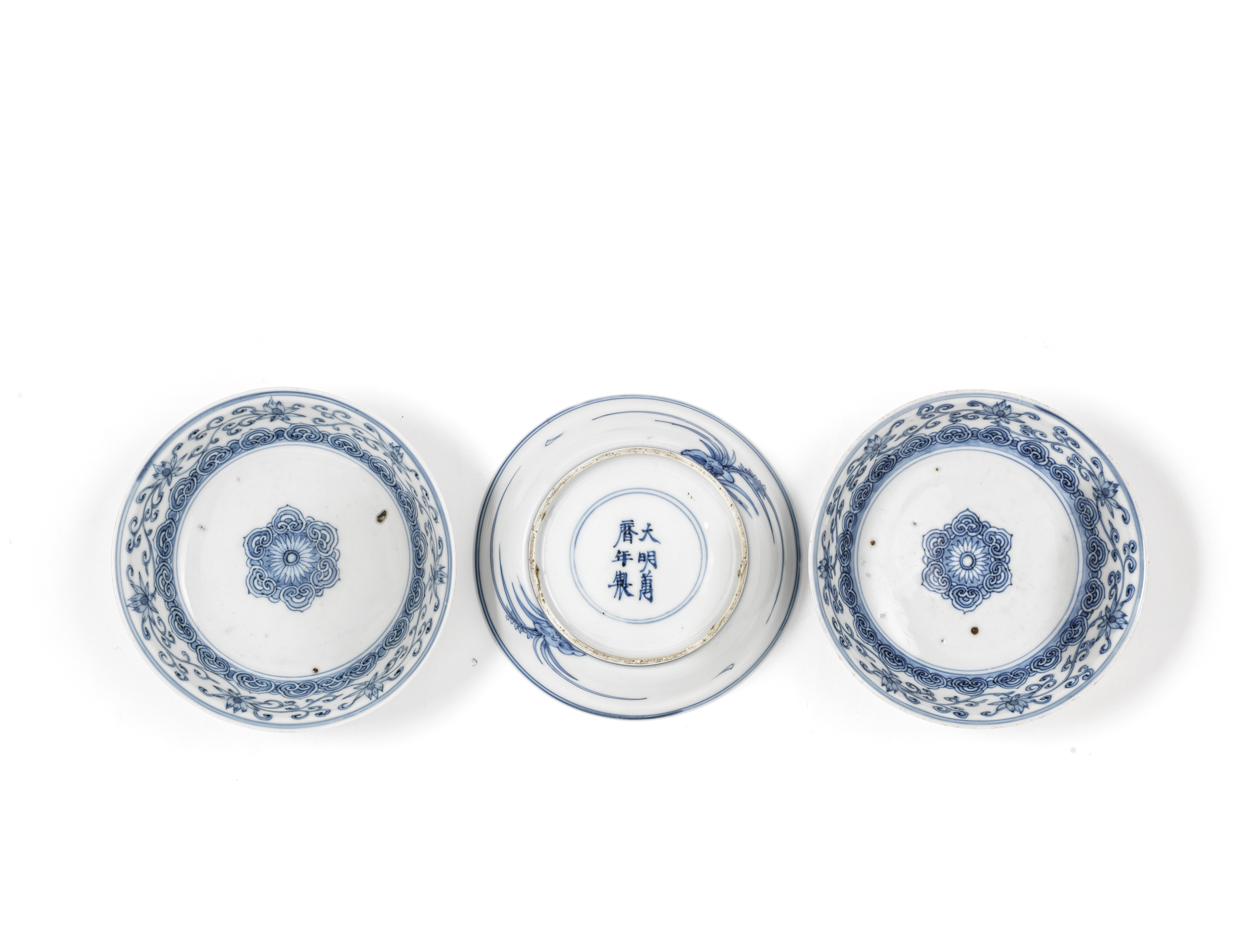 A SET OF THREE BLUE AND WHITE 'LOTUS' BOWLS Wanli six-character marks, Qing Dynasty (4)