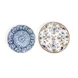 A BLUE AND WHITE DISH AND AN IMARI PALETTE DISH Kangxi (2)