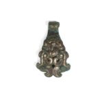 A FINE AND RARE GOLD AND SILVER-INLAID RETICULATED BRONZE BELT HOOK Warring States Period (2)