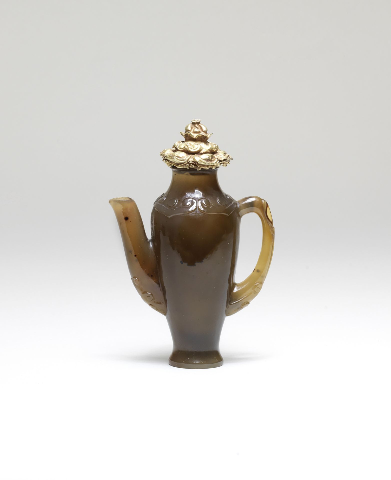 AN EXCEPTIONALLY RARE AGATE EWER WITH GOLD-MOUNTED COVER 15th century (3)