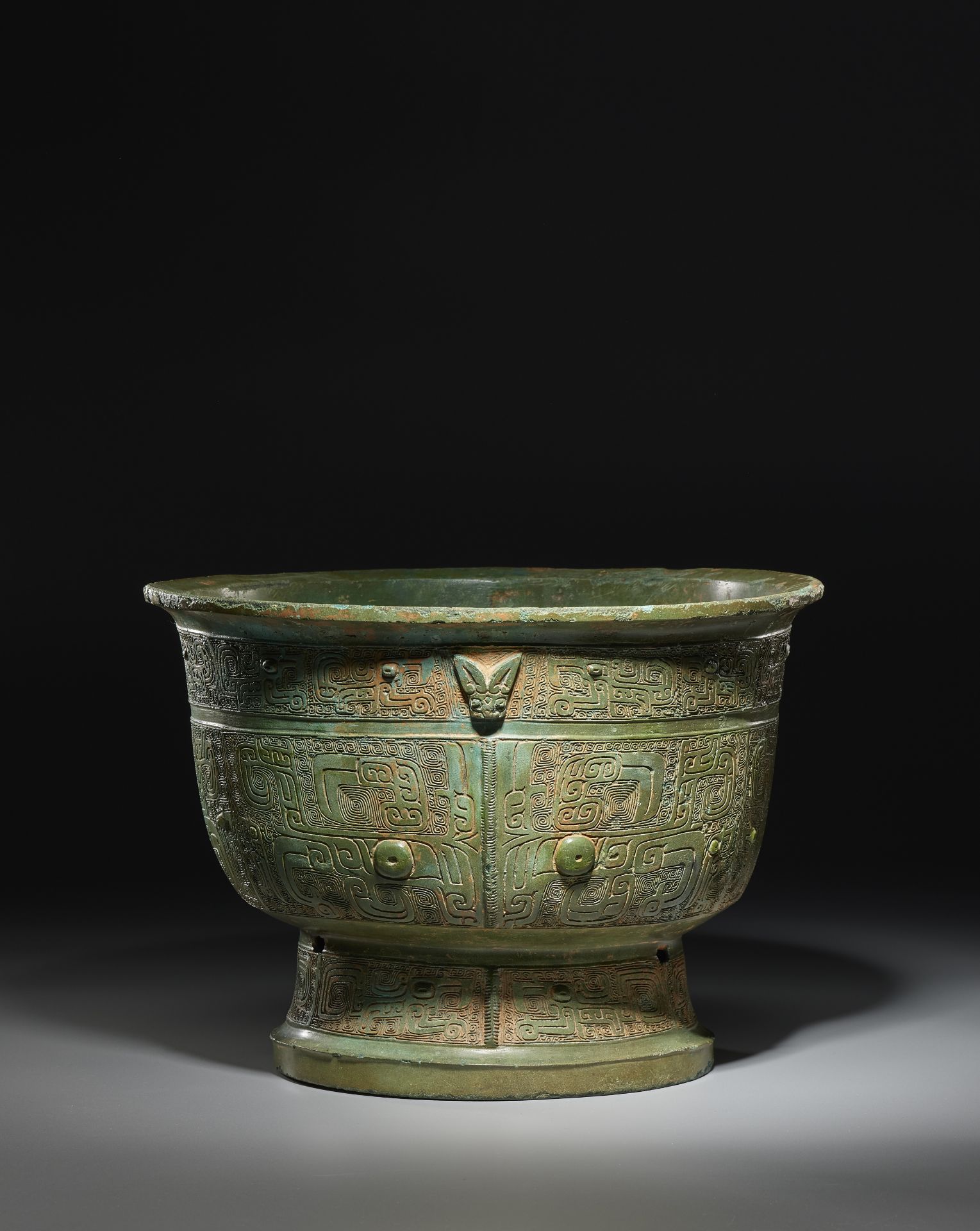 A VERY RARE ARCHAIC BRONZE FOOD VESSEL, YU Late Shang Dynasty, 13th-12th century BC