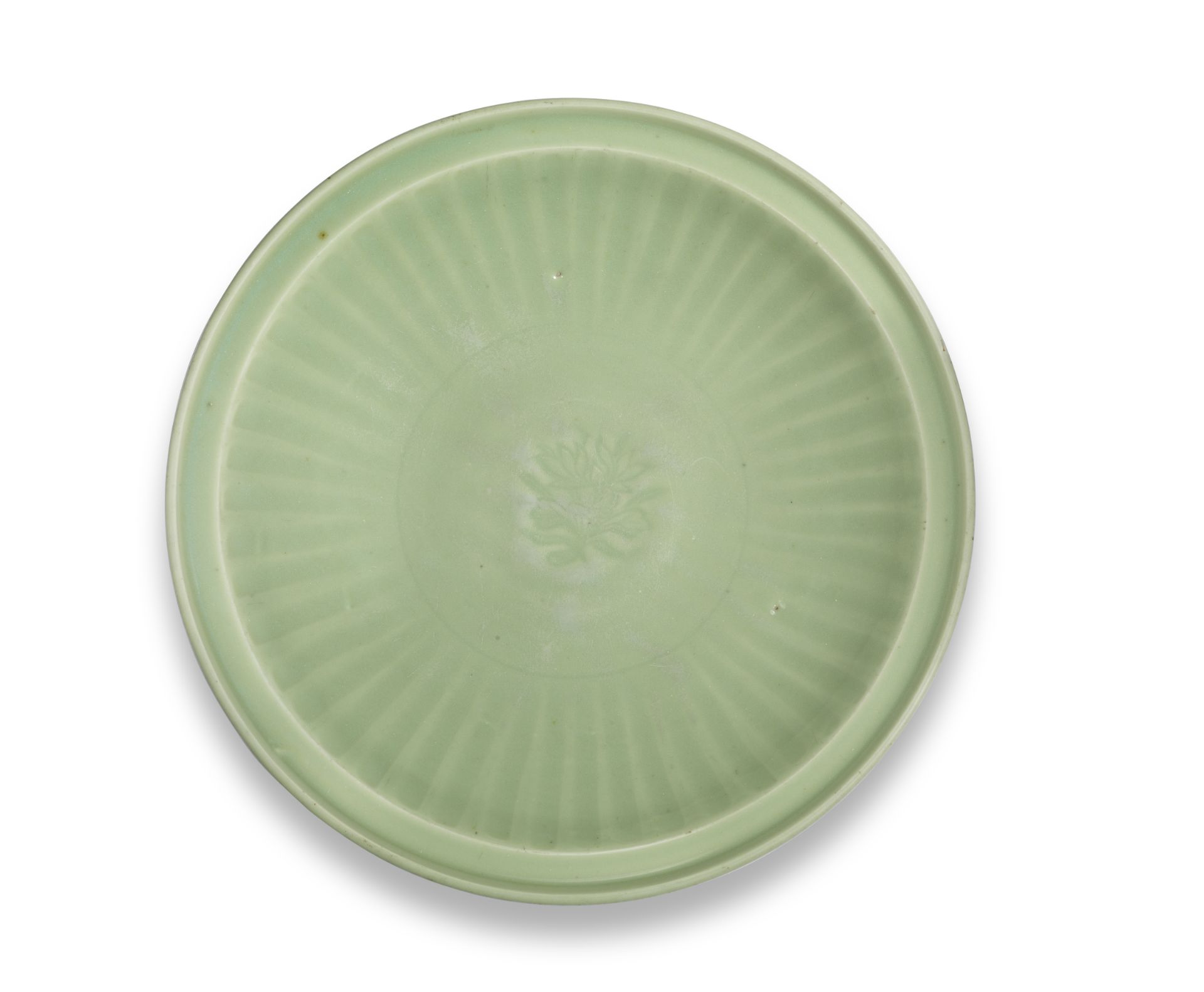 A LARGE LONGQUAN CELADON-GLAZED RIBBED DISH 15th century