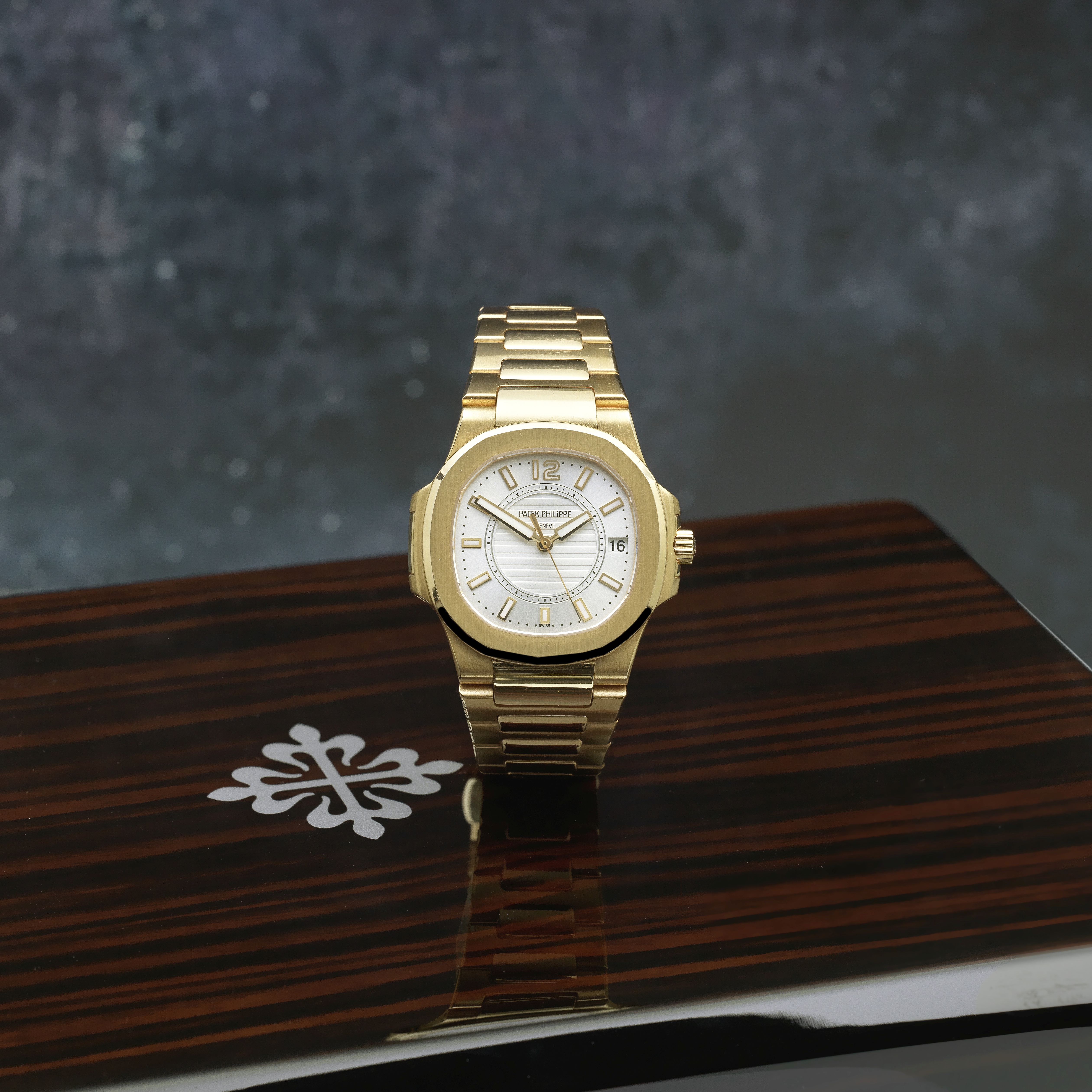 Patek Philippe. A fine 18K rose gold mid-size quartz calendar bracelet watch Nautilus, Ref: 7011...
