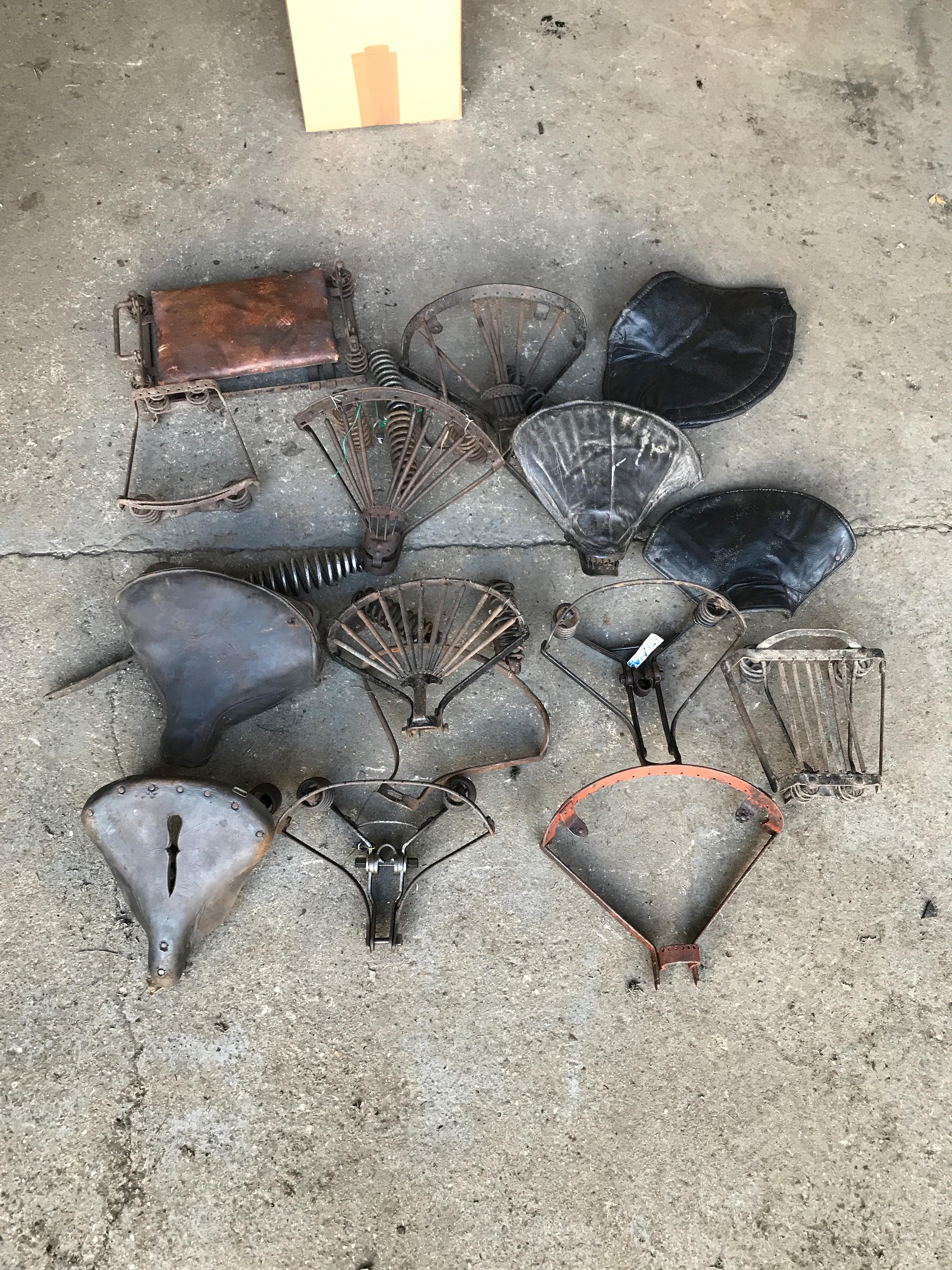 A quantity of saddles, sadle frames and associated parts