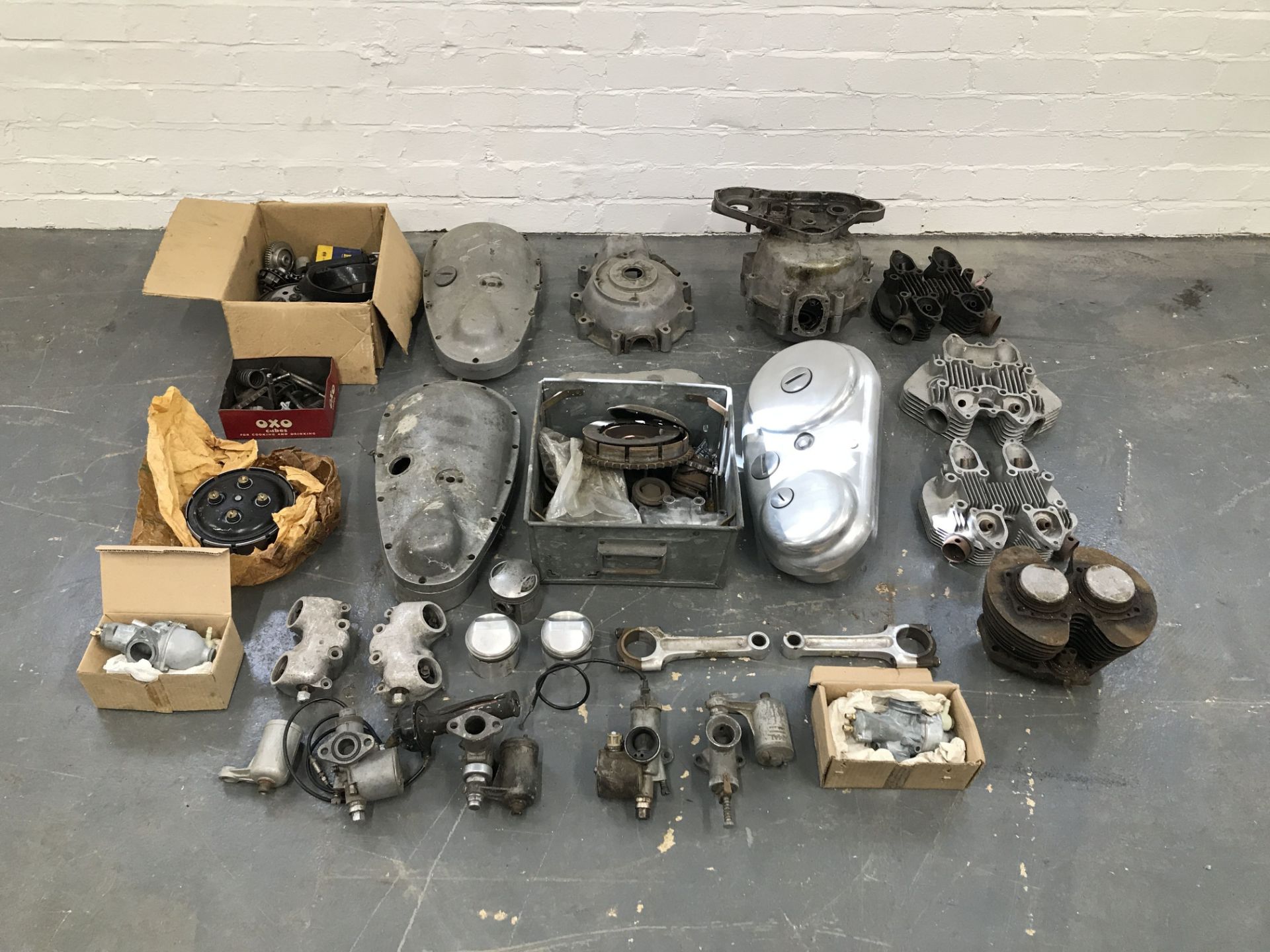 A quantity of mainly Triumph engine components (Qty)
