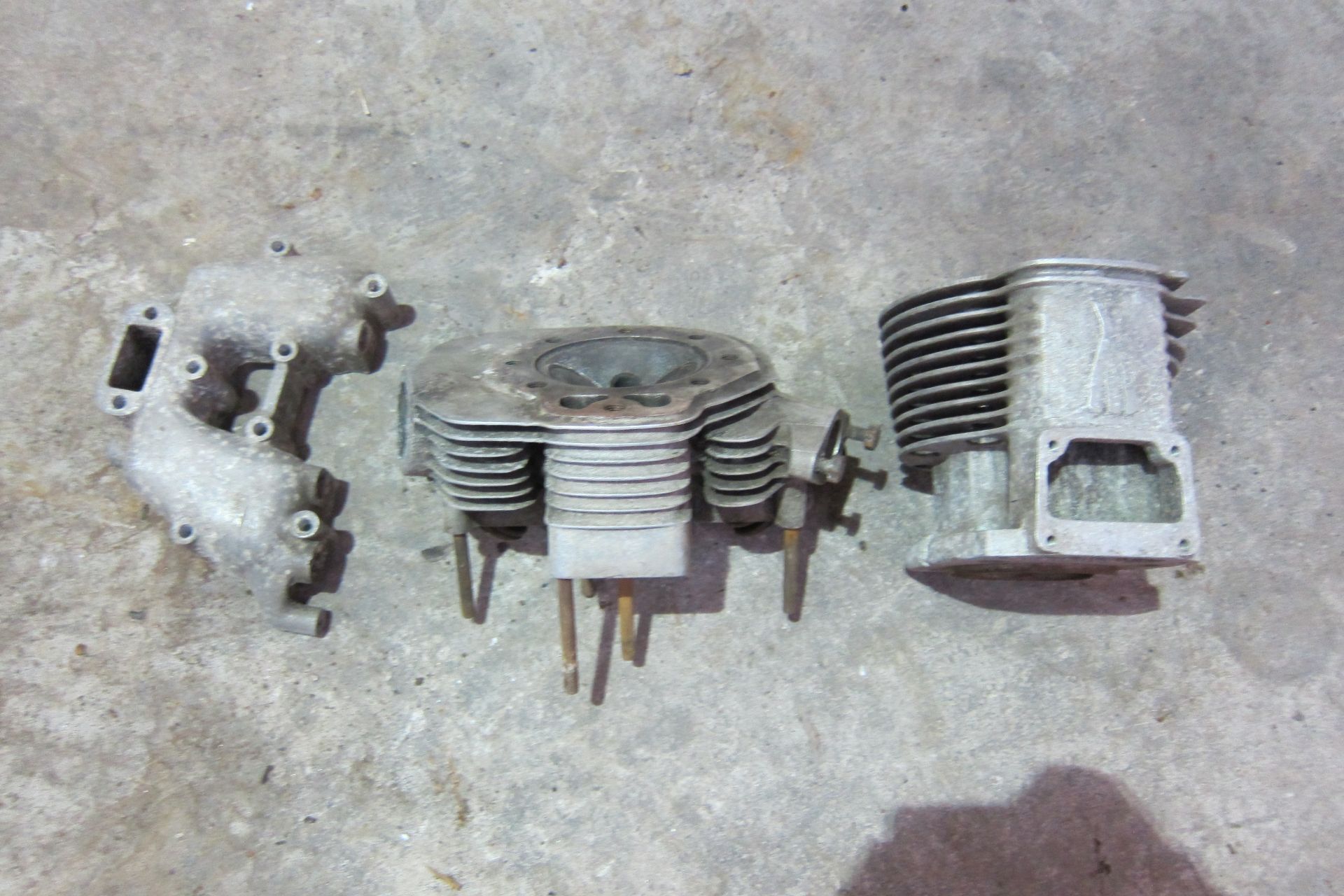 A BSA 'Gold Star' type cylinder head ((3))