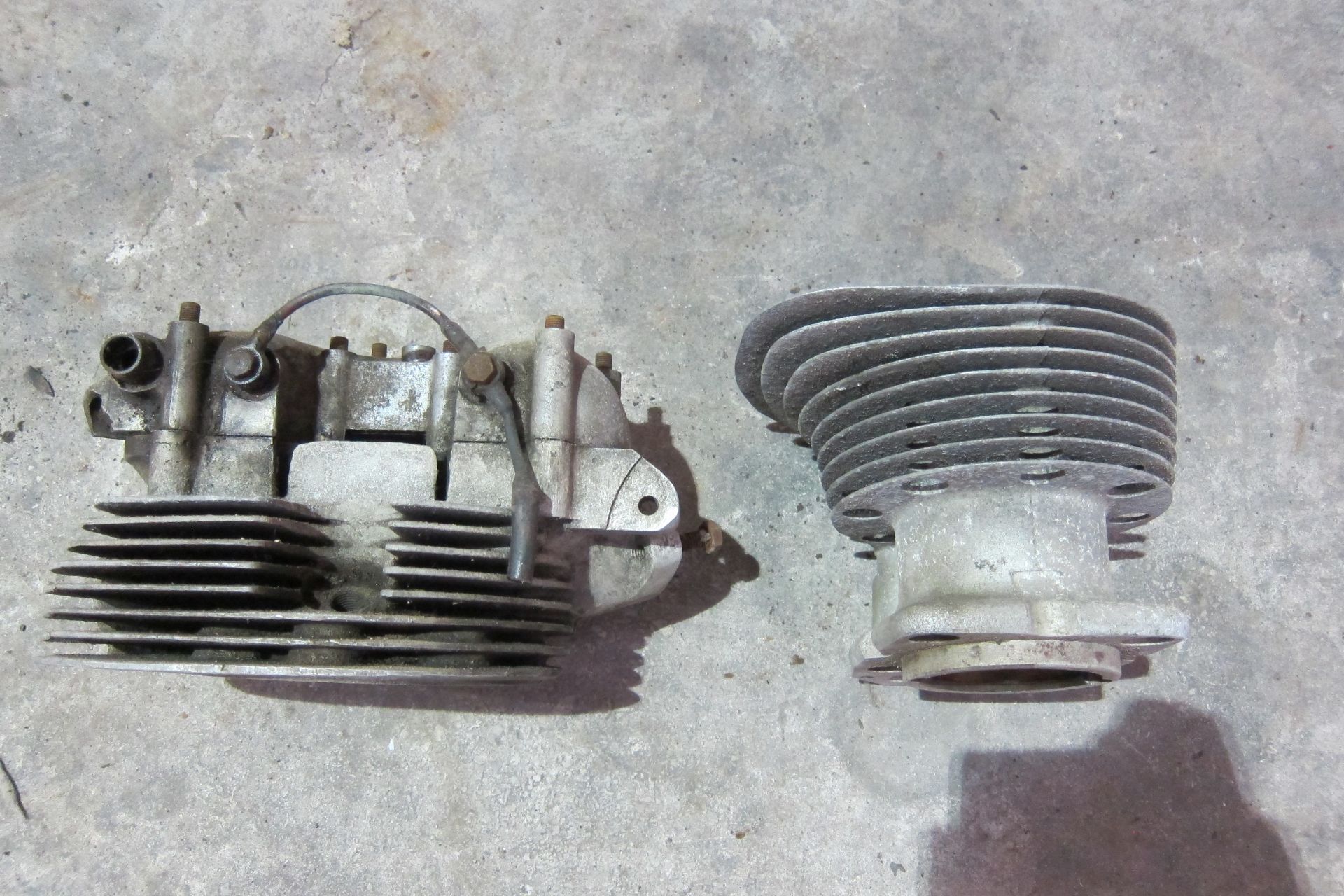 A BSA 'Gold Star' type cylinder head ((3))