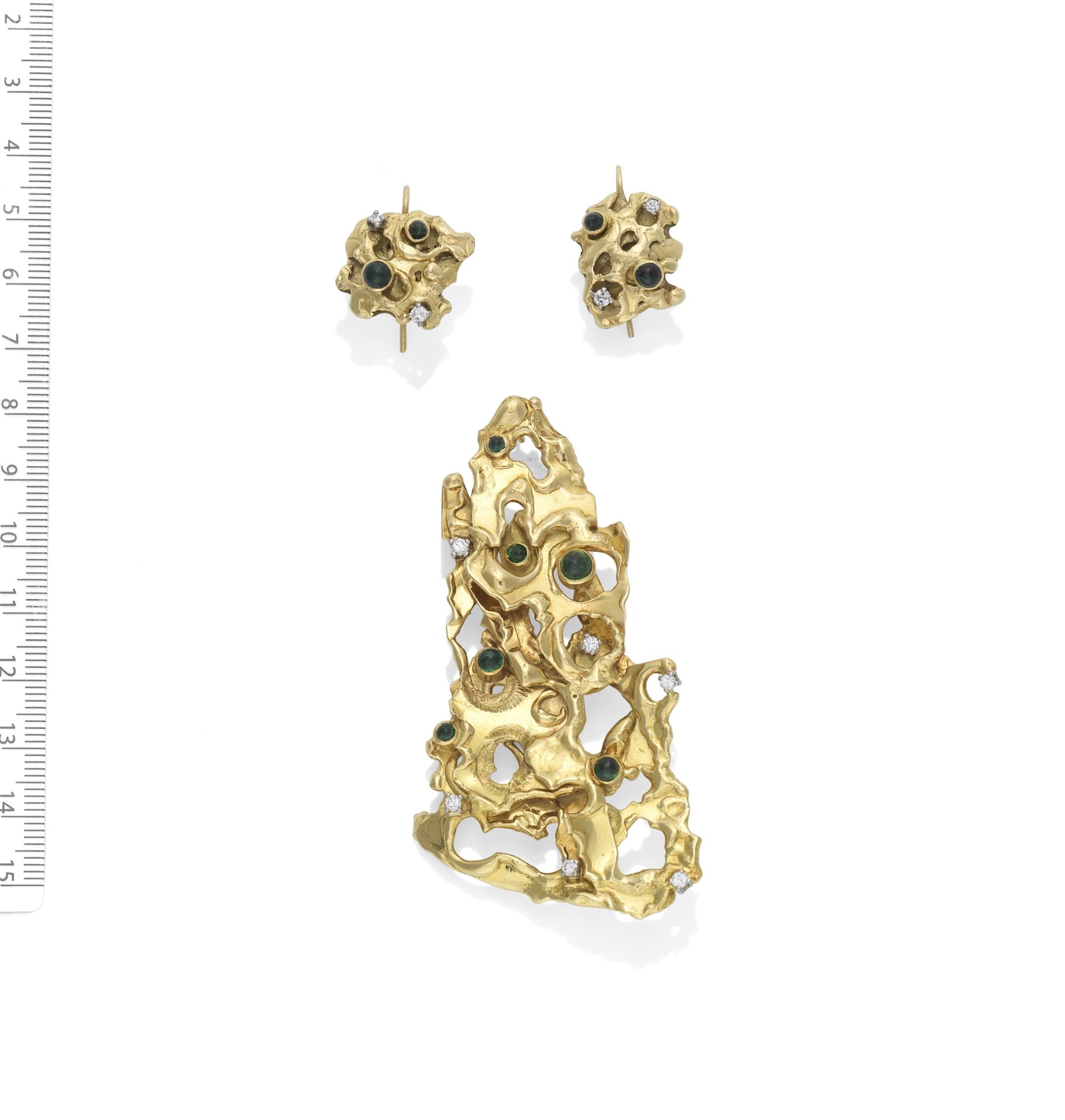 CHARLES DE TEMPLE: GOLD, EMERALD AND DIAMOND BROOCH/PENDANT AND EARRING SUITE, 1964 (2)