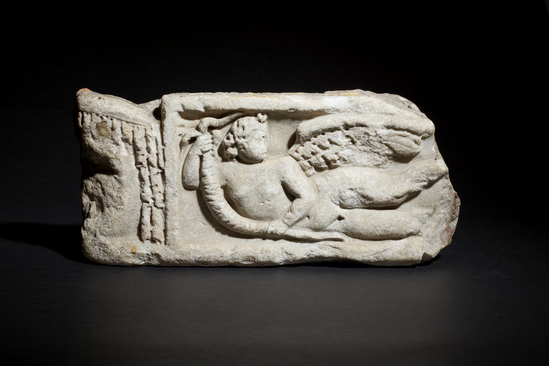 FRAGMENT DE COUVERCLE DE SARCOPHAGE, MARBRE, ART ROMAIN, CIRCA IIIE S. AP. J.-C.