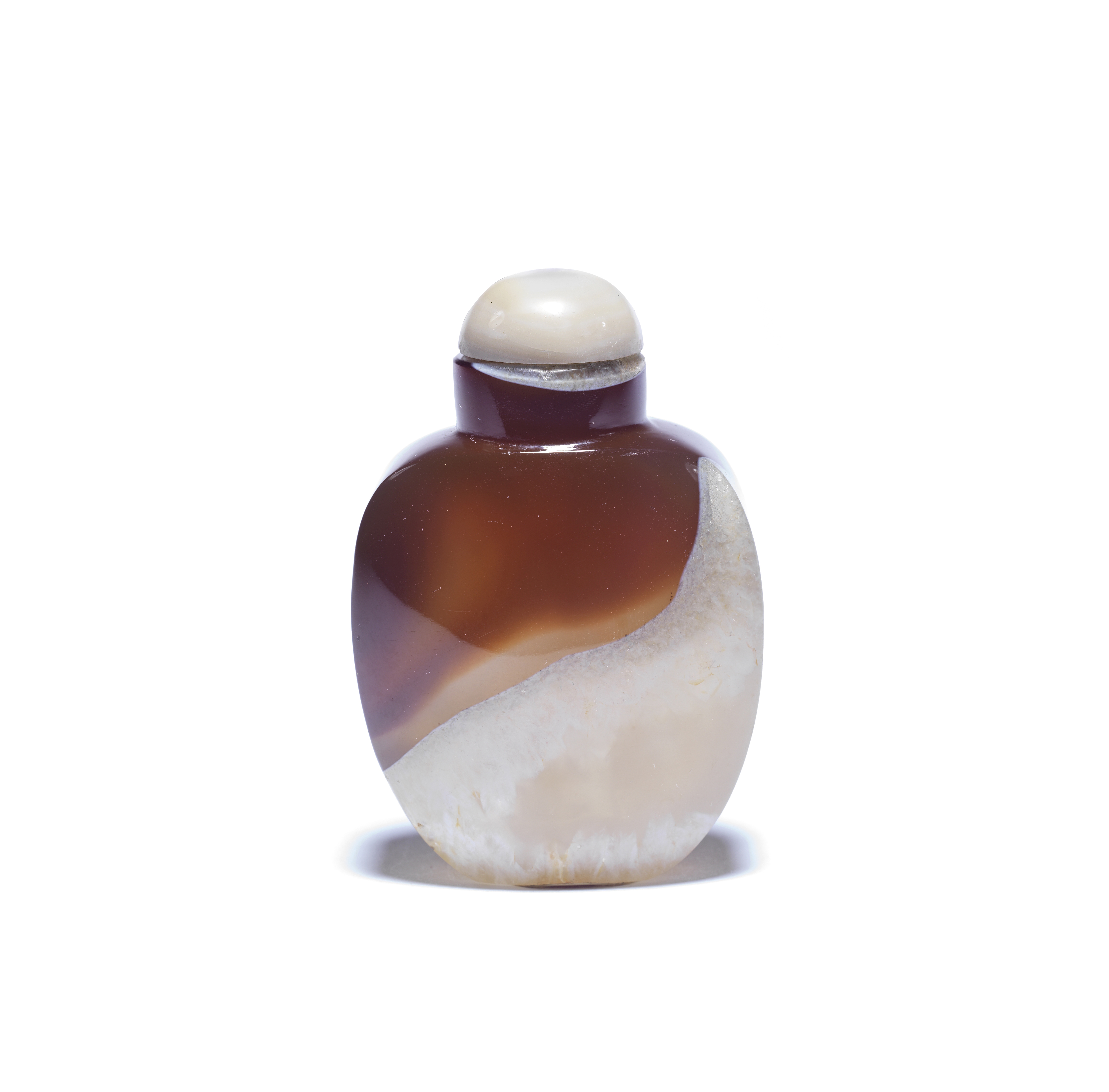 A CARNELIAN AGATE SNUFF BOTTLE Qing Dynasty, 1750-1850 (2)