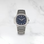 PATEK PHILIPPE. MONTRE BRACELET EN ACIER AVEC DATE MOUVEMENT AUTOMATIQUE PATEK PHILIPPE. A STAINL...