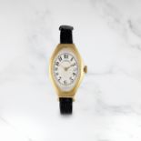 PATEK PHILIPPE. MONTRE BRACELET CURVEX EN OR JAUNE 18K (750) DE FORME TONNEAU MOUVEMENT MECANIQUE...