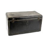 An early running-board mounting tool-box, ((2))