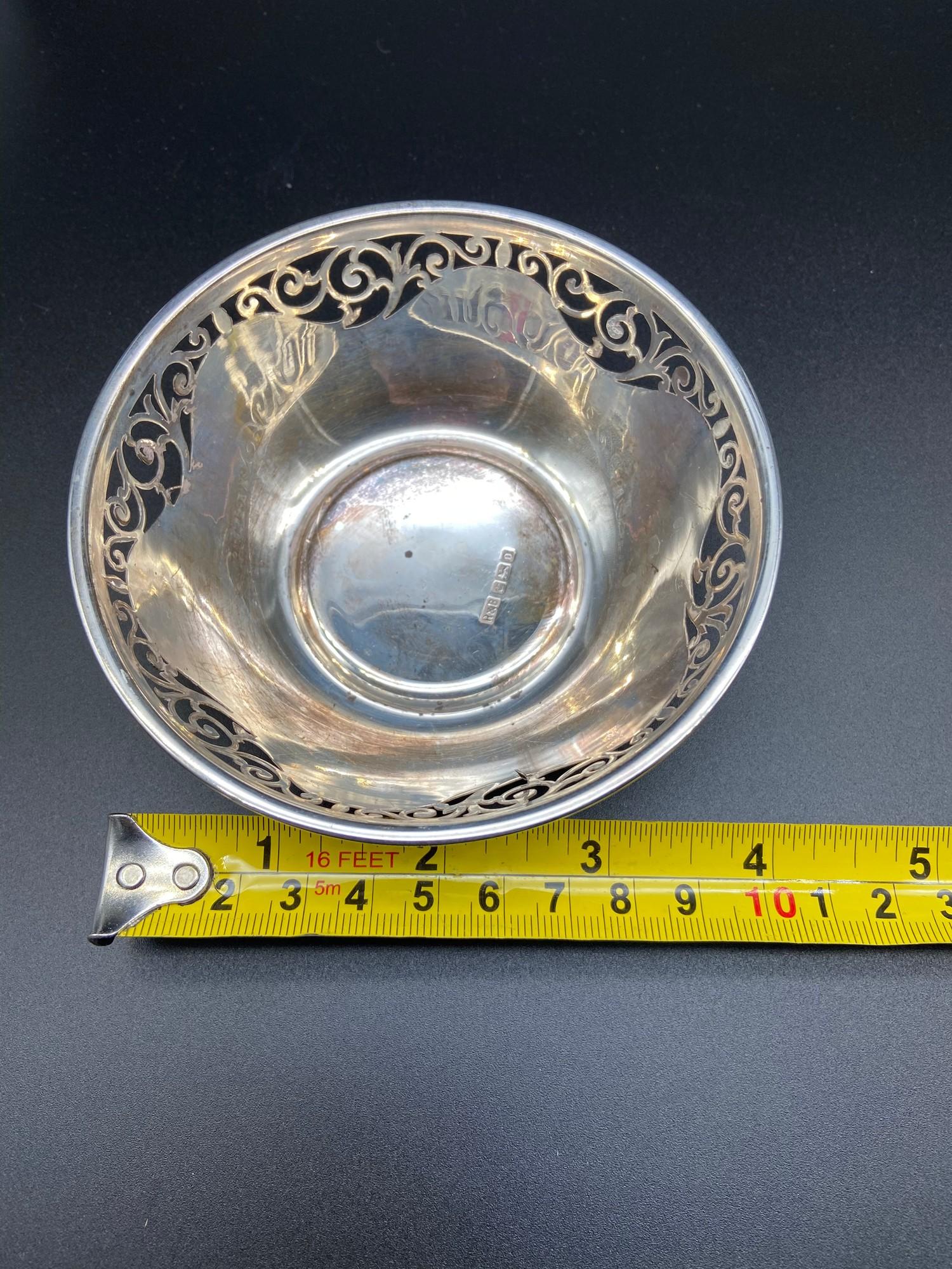 A Sheffield silver pierced trinket bowl. Produced by Robert & Belk and dated 1906. [10.8cm in - Image 3 of 4