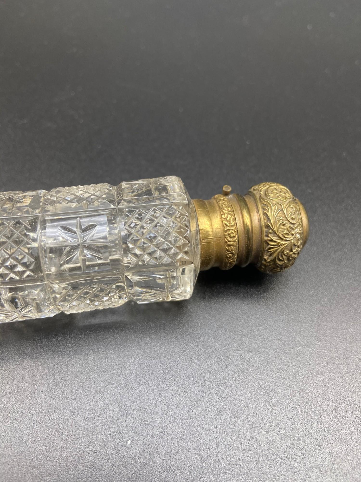 Antique double ended perfume bottle. Designed with two gilt metal tops and cut glass body. Comes - Image 2 of 8