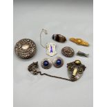 A Lot of various silver and vintage jewellery. Includes a Chester 15ct gold bar brooch, 925 silver