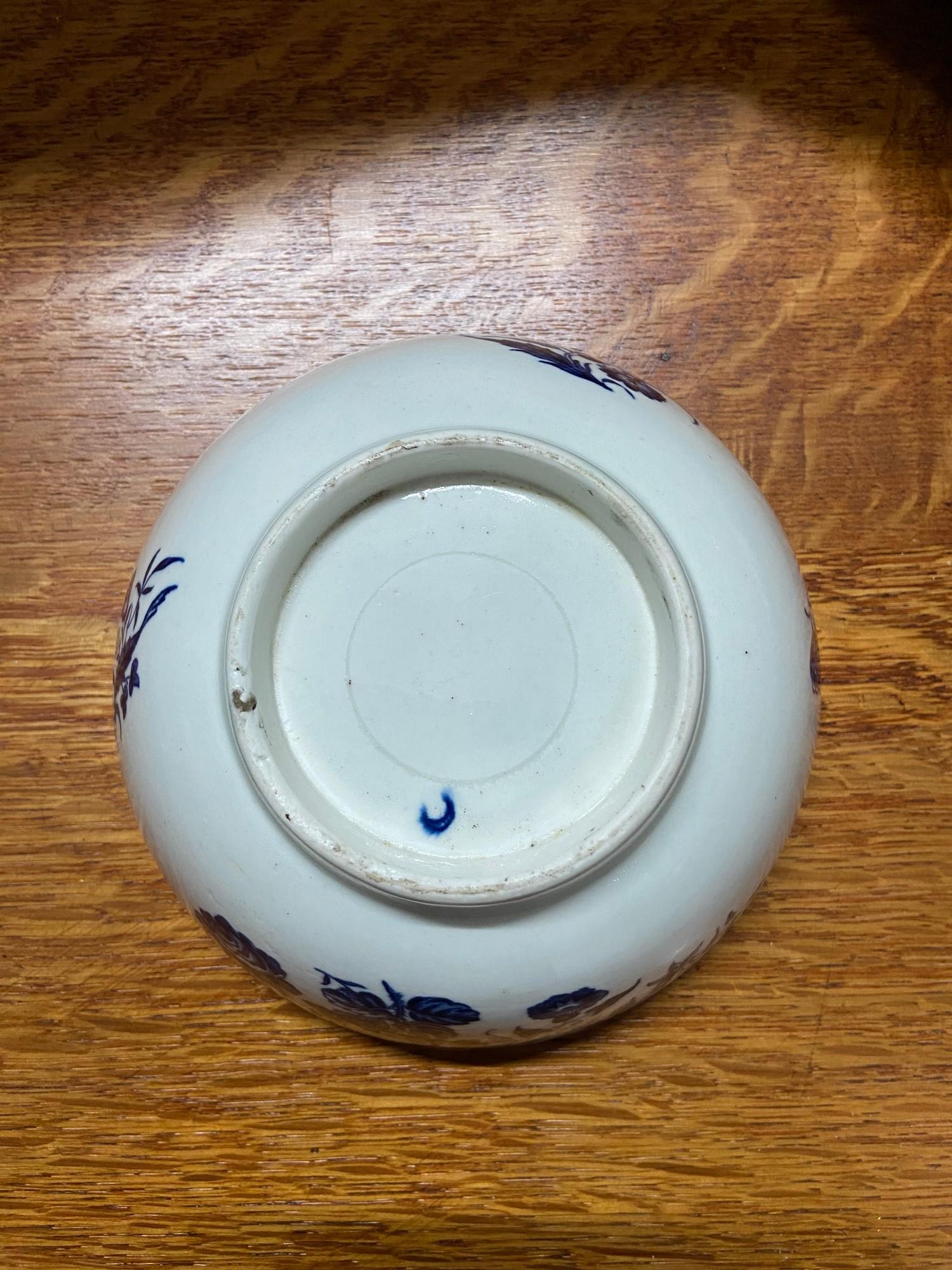 An 18th century blue and white Worcester bowl. - Image 2 of 6