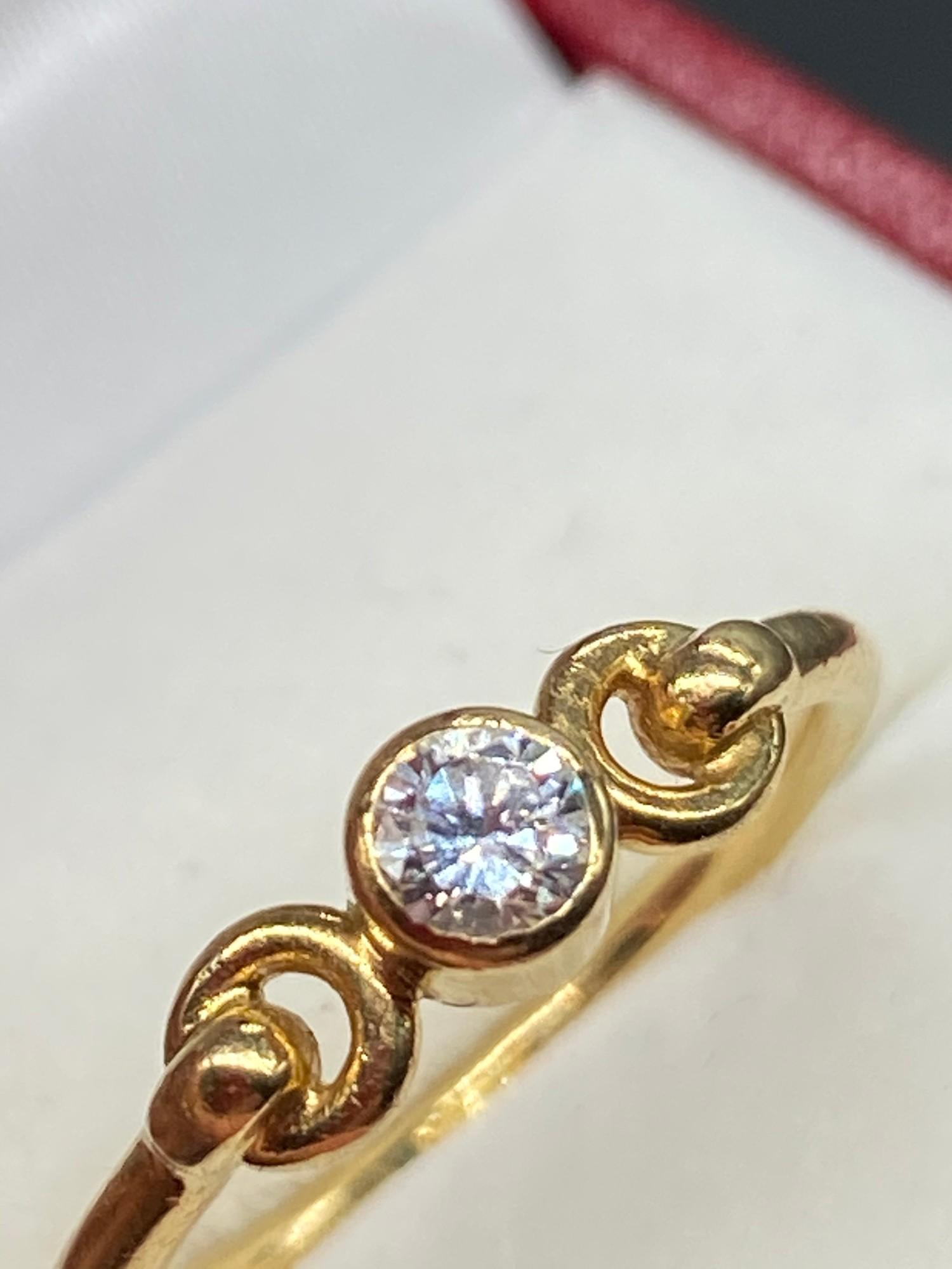 A Beautiful example of a ladies 18ct yellow gold single stone diamond ring. [0.20cts] [Ring size J] - Image 3 of 5