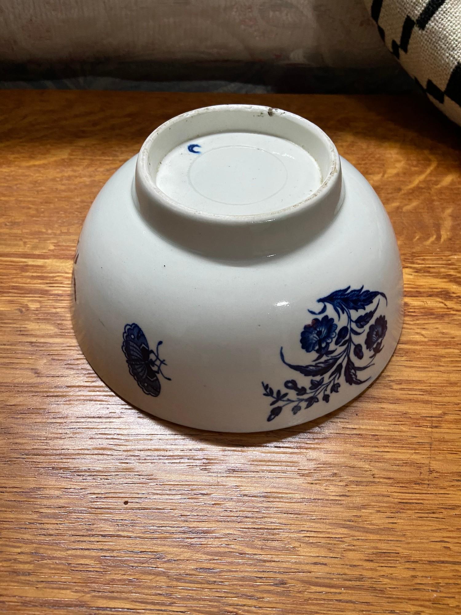 An 18th century blue and white Worcester bowl. - Image 6 of 6