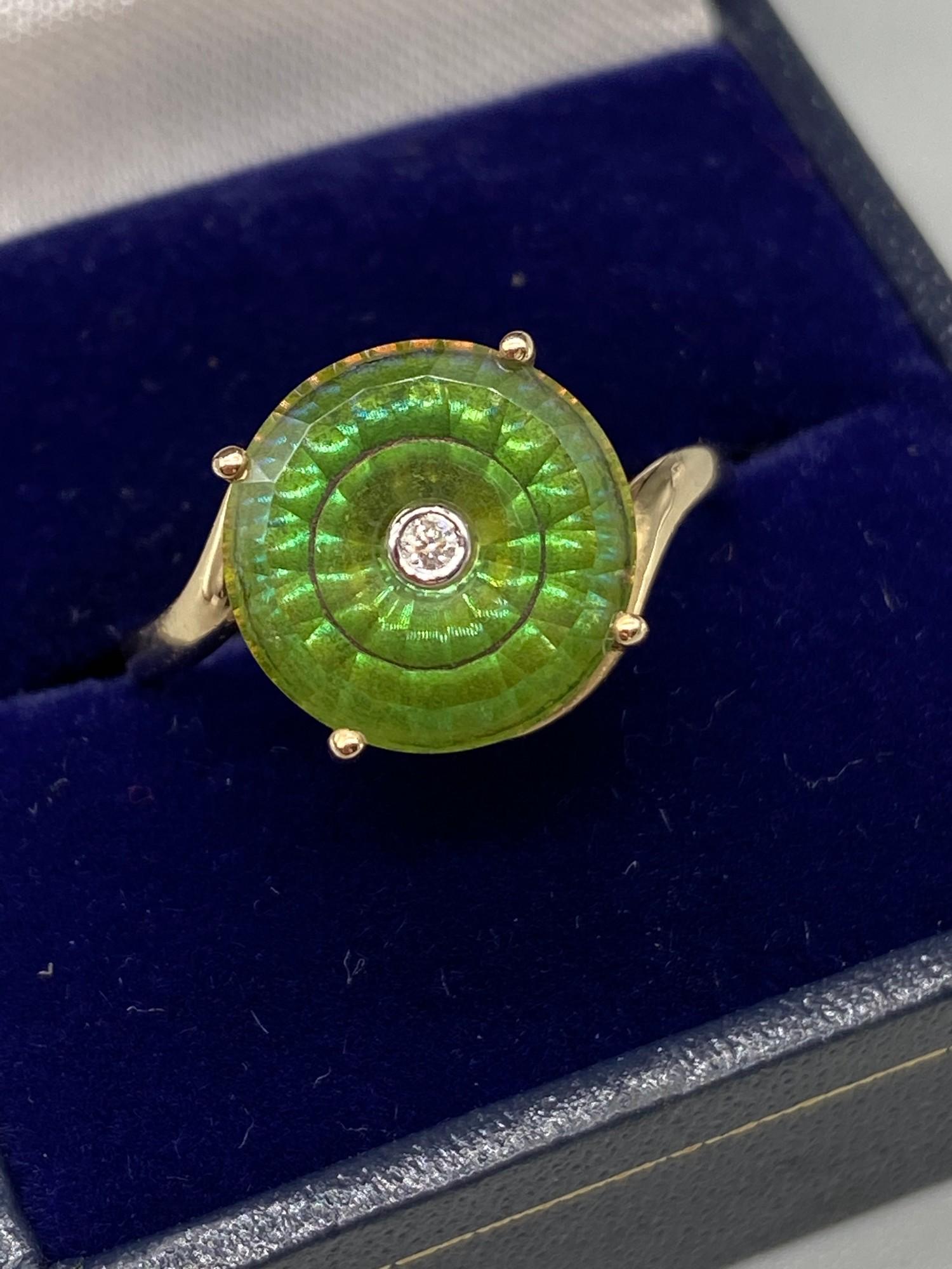 An exquisite designed ladies 9ct/10K gold ring. Designed with a large green round cut stone with a