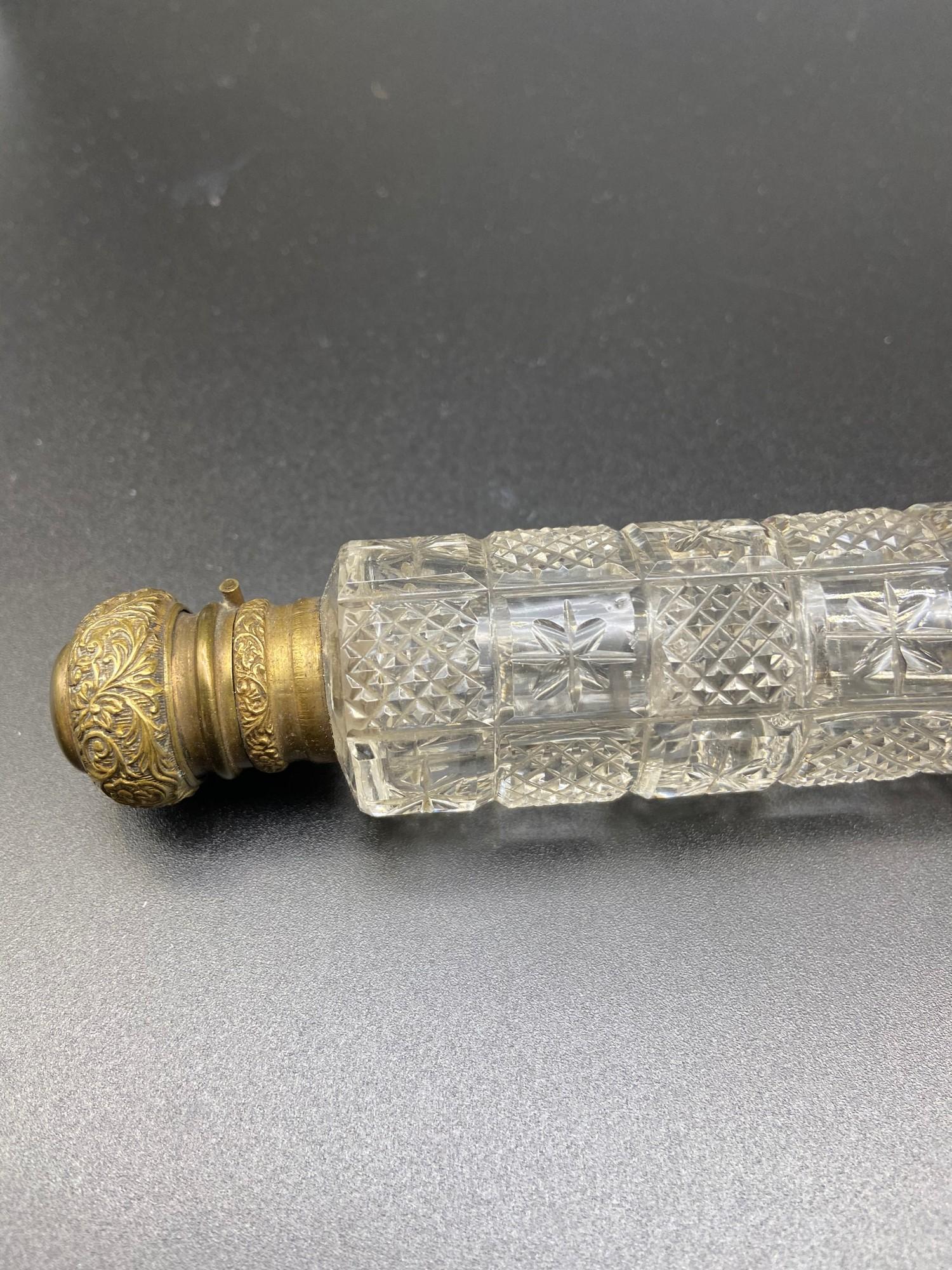 Antique double ended perfume bottle. Designed with two gilt metal tops and cut glass body. Comes - Image 3 of 8